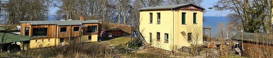 Natur- und Wassersport-Camp im Wald oberhalb der Segelschule