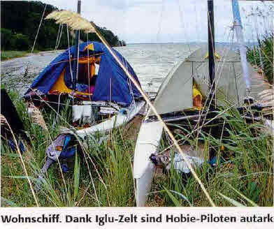 Wohnschiff. Dank Iglu-Zelt sind Hobie-Piloten autark