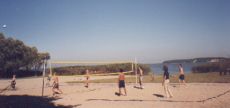 Beach-Volleyballfelder unterhalb des Camps